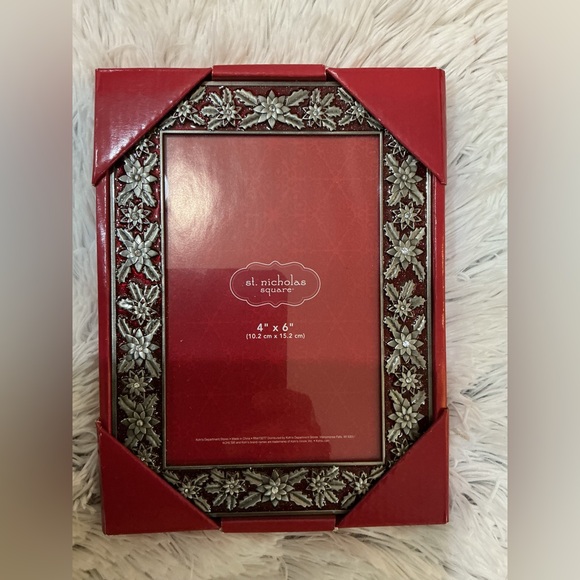 St Nicholas Square 4x6 silver poinsettias with red glitter photo frame - Picture 1 of 7